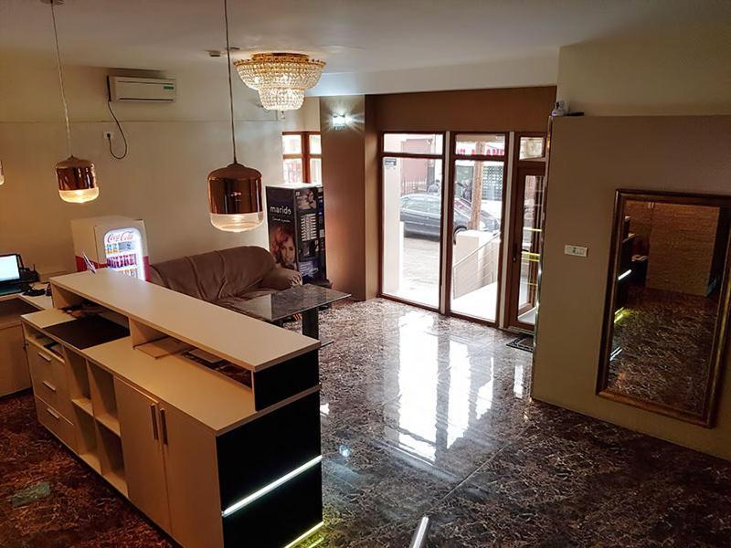 Hotel Uranus Букурещ Екстериор снимка