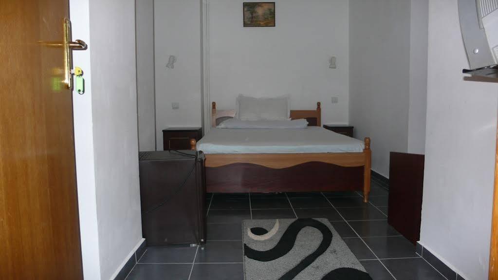 Hotel Uranus Букурещ Екстериор снимка