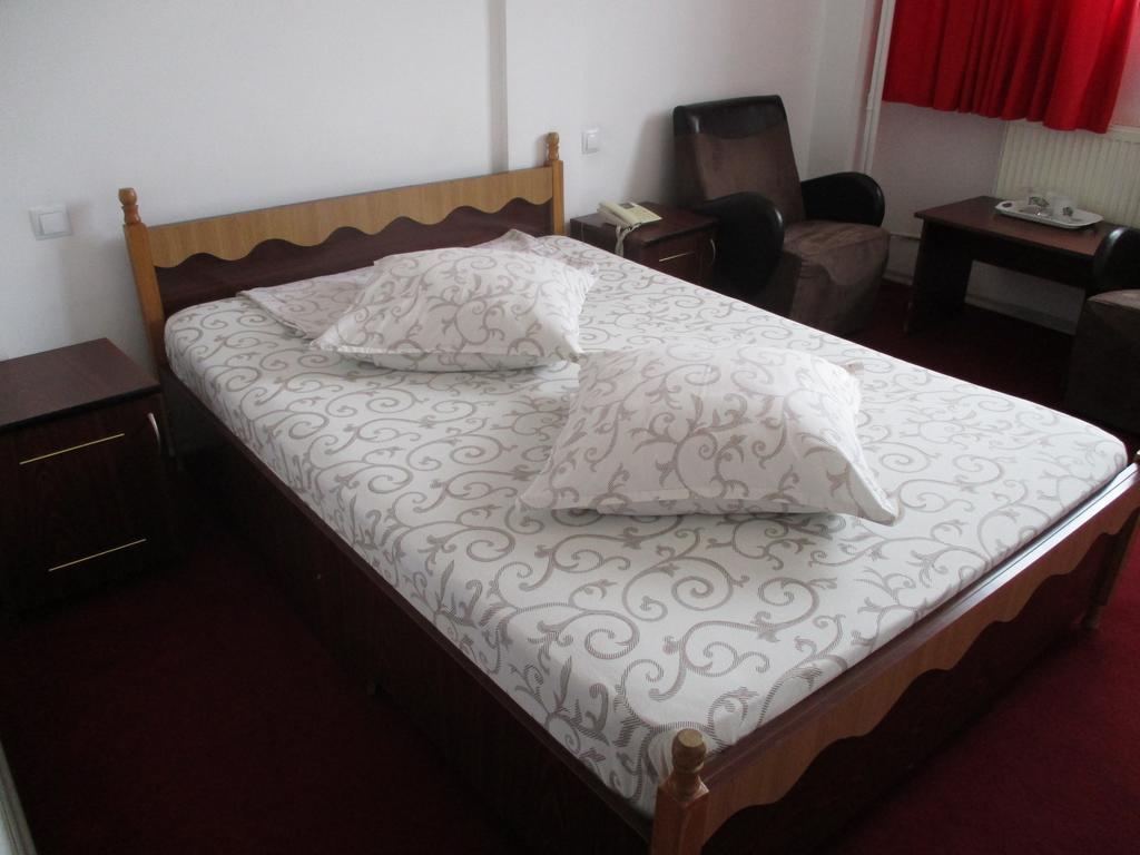 Hotel Uranus Букурещ Екстериор снимка