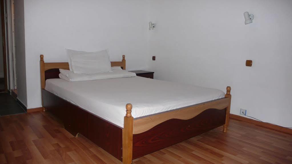 Hotel Uranus Букурещ Екстериор снимка